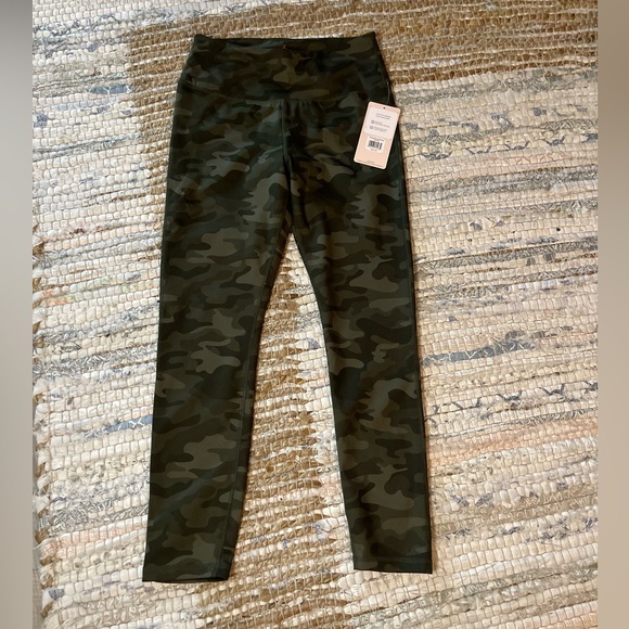 Danskin - Camo Leggings in Size Medium are NWT- hidden pocket - high waisted! - Picture 9 of 11